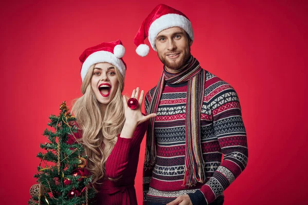 Fröhlich Mann und Frau Neujahr Urlaub Romantik roter Hintergrund — Stockfoto
