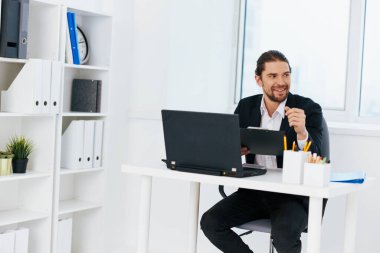 Ofis çalışanı dizüstü bilgisayarın önünde çalışır.