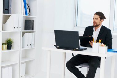 İş adamları dizüstü bilgisayar ofis teknolojisi