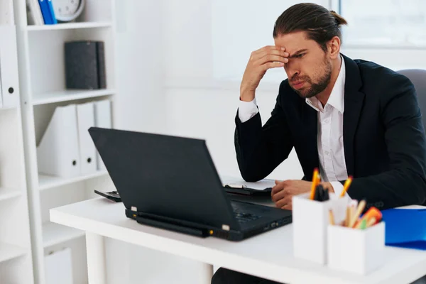 Flux de travail de l'homme dans le bureau documente les émotions Lifestyle — Photo