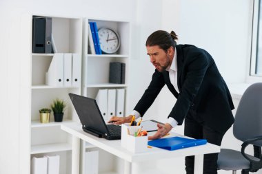 İşadamları bürosu mavi belge klasörü patronu ile çalışır