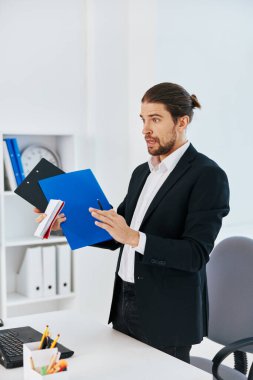 Ofisteki yönetici iş akışı duygu teknolojisini belgeliyor