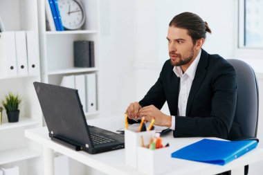 İş adamları bürosu mavi belge dizin teknolojisi üzerinde çalışıyor