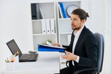 Büro çalışanı mavi belge dizin teknolojisi