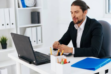 Müdür dizüstü bilgisayarın önünde çalışır. Duyguların patronu.