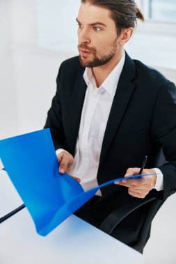 İş adamları duyguları ofis masası teknolojisinde çalışır.