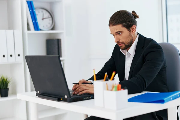 Менеджер работает перед ноутбуком эмоции босс — стоковое фото