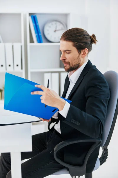 Flux de travail des employés de bureau dans le bureau documente les émotions Style de vie — Photo