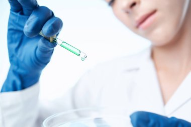 Mavi eldivenli kadın labaratuar araştırma bilimi