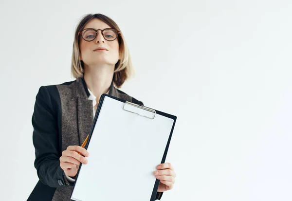 Psicologa donna con occhiali documenti professionali — Foto Stock