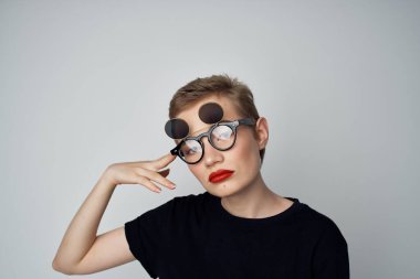 Çift gözlüklü güzel bir kadın. Moda arkaplanı.