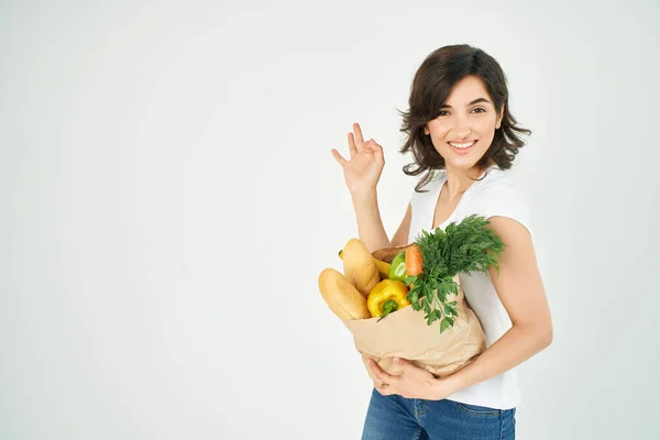 Mujer con un paquete de verduras alimentación saludable gesto positivo de la mano —  Fotos de Stock