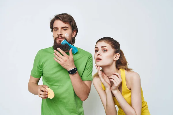 Homem e mulher no banheiro cuidados pessoais higiene da manhã — Fotografia de Stock