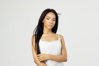 Neşeli, güzel, Afrikalı parlak makyajlı, moda arkaplanı.