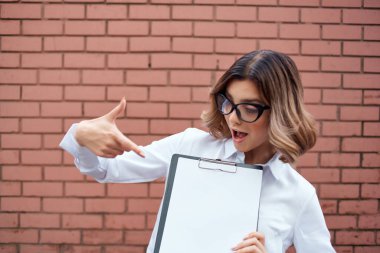 İş kadını belgesi ofis işi tuğla duvar işi
