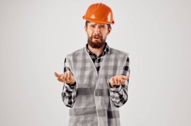 Stüdyoda turuncu kasklı mühendis 