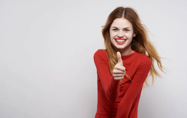 穿着红色毛衣 大拇指向上的快乐漂亮的女人 — 图库照片