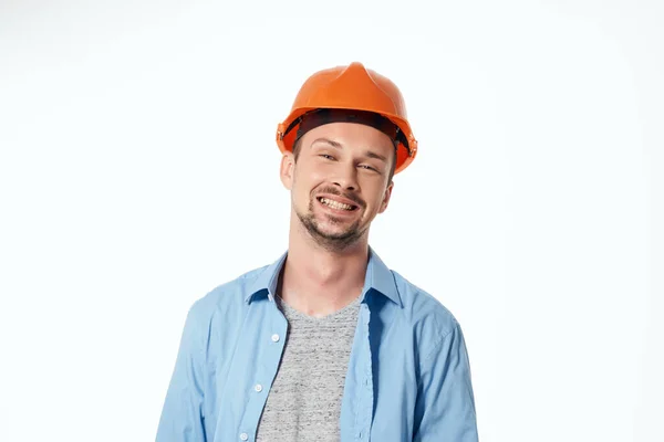 남성 건축가 주황색 헬멧 엔지니어 안전 경고등 배경 — 스톡 사진