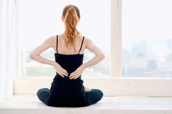 Mujer Haciendo Yoga Cerca Ventana — Foto de Stock