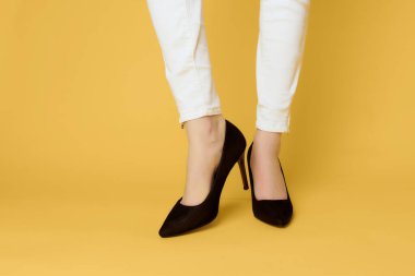moda kadınlarının ayakkabıları kırpılmış görünüm aşamalı sarı arkaplan