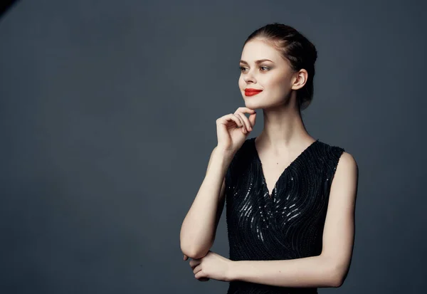 Hübsche Frau Schwarzem Kleid Die Auf Dunklem Hintergrund Posiert Hochwertiges — Stockfoto