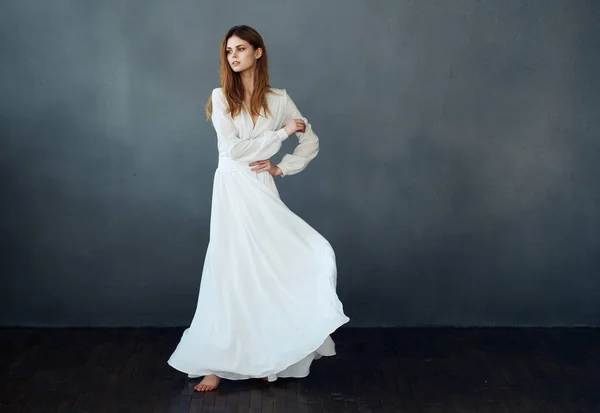 Bonita Mujer Vestido Blanco Bailando Sobre Fondo Oscuro — Foto de Stock