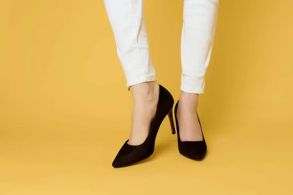 Moda mujer zapatos recortado vista fase amarillo fondo — Foto de Stock