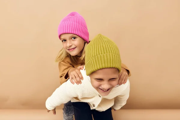 Enfants ensemble dans des chapeaux multicolores fun casual porter fond isolé — Photo