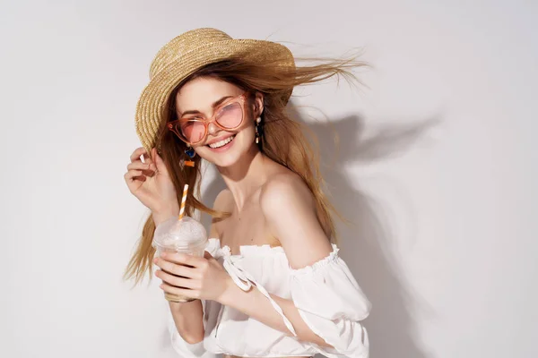 Vacker Kvinna Ett Glas Med Drink Handen — Stockfoto