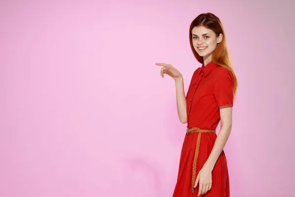 穿着粉色背景衣服的女人红色衣服 高质量的照片 — 图库照片