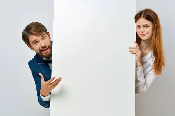 Homem e mulher com cartaz mockup branco sinal de publicidade estúdio de cópia-espaço — Fotografia de Stock