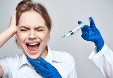 El tedavisindeki doktor şırıngası izole edilmiş arka plan