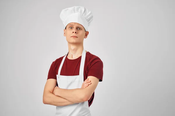 Séf kezében egy serpenyő a kezében szakemberek dolgozó konyha — Stock Fotó