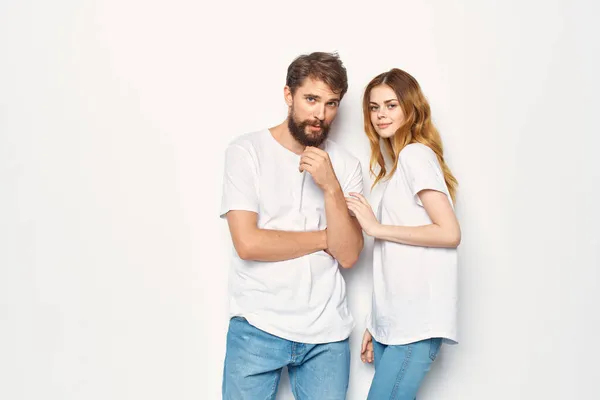 Веселые мужчина и женщина в белых футболках обнимают дружбу — стоковое фото