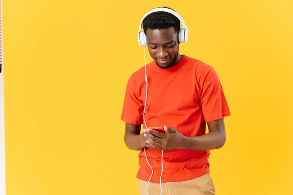 Homme africaine apparence écouteurs gesticulant avec la musique des mains — Photo