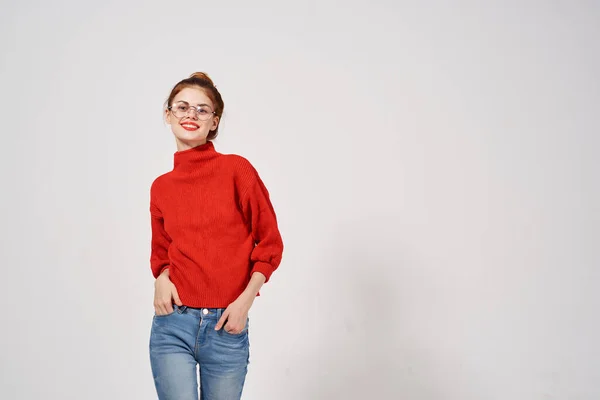 Красива жінка в червоному светрі Стиль життя ізольований фон — стокове фото