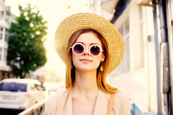 Hermosa mujer al aire libre paseo moda verano estilo de vida — Foto de Stock
