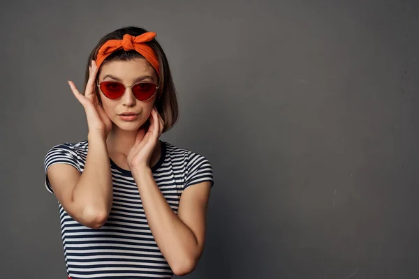 Mulher com bandagem laranja na cabeça usando óculos de sol posando luxo de moda — Fotografia de Stock