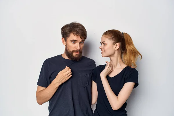 Gift par i svart t-shirt solglasögon poserar studio livsstil — Stockfoto