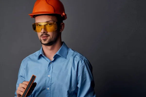 Człowiek budowniczy profesjonalny pracy jednolite emocje — Zdjęcie stockowe