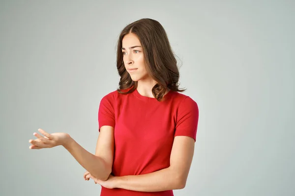 Mooie vrouw verrast kijk emoties licht achtergrond — Stockfoto