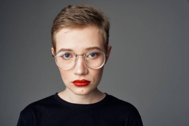 Güzel kadın siyah tişört modern tarz koyu arkaplan