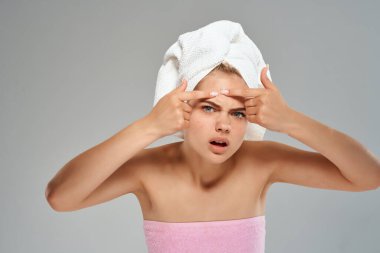 Kafama havlu geçirmiş güzel bir kadın. Yüz dermatolojisi sorunları var.
