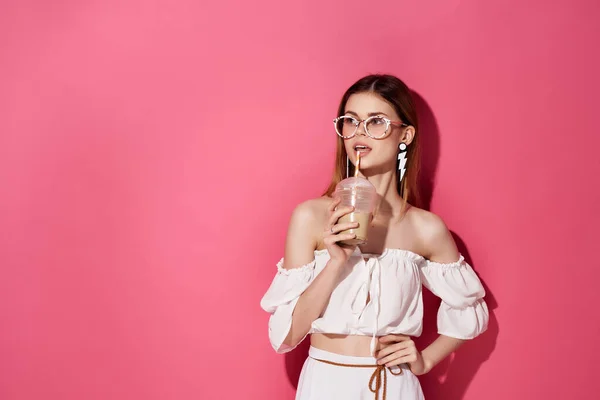 Bonita Mujer Con Gafas Posando Sobre Fondo Rosa Foto Alta —  Fotos de Stock