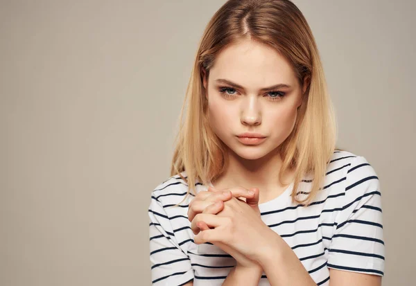 Vacker kvinna randig t-shirt gest händer känslor stress ilska — Stockfoto