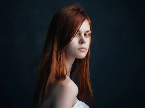 スタジオで裸の肩を持つかなり赤毛の女性 — ストック写真