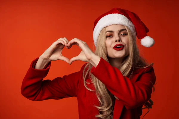 Vrouw Draagt Kerstkleding Met Hart Gebaar Rode Achtergrond Hoge Kwaliteit — Stockfoto