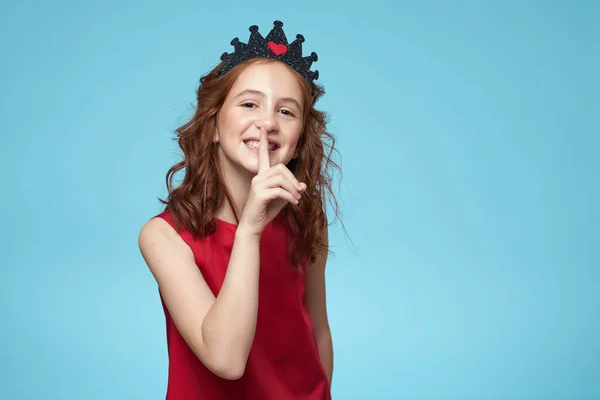 Menina com cabelo encaracolado estúdio de decoração de moda — Fotografia de Stock