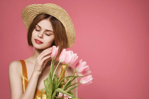 Hübsche Frau Mit Hut Und Blumenstrauß Auf Rosa Hintergrund Hochwertiges — Stockfoto