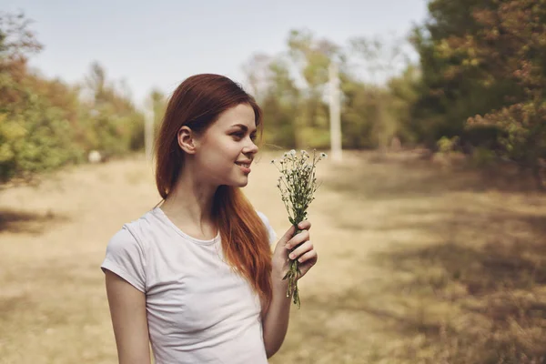 女性花々と畑を歩く — ストック写真